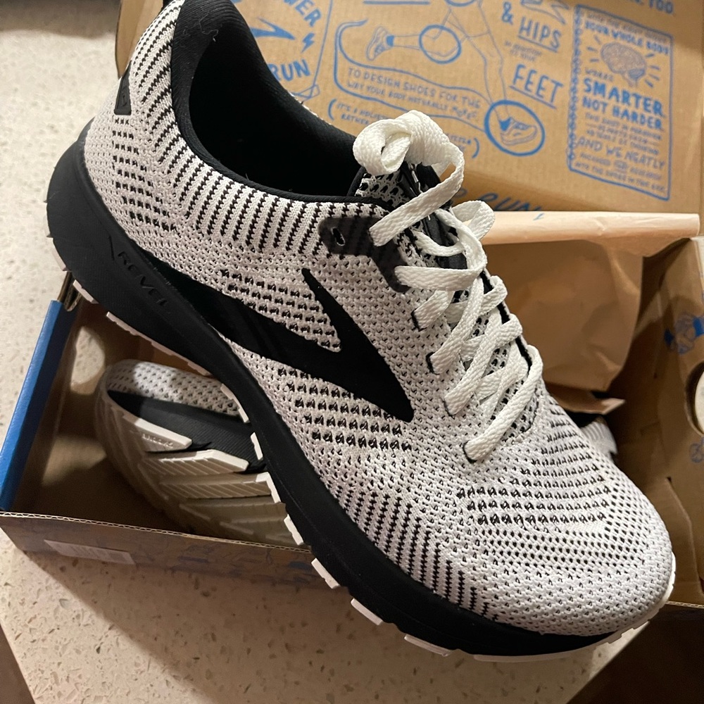 Brooks revel size 8